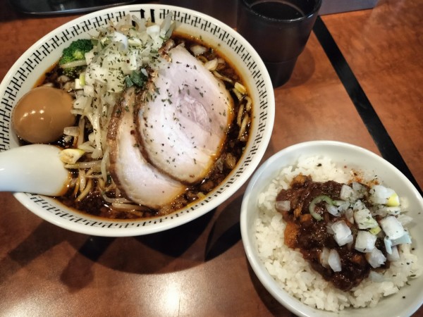 「特製ラー麺大盛り スパイシー肉飯」@スパイス・ラー麺 卍力 秋葉原店の写真