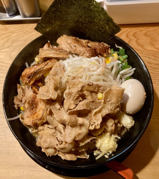 「白山盛味噌らーめん(無料クーポン)+チャーシュー」@肉盛り味噌らーめん 侍倶楽部 赤羽駅前店の写真