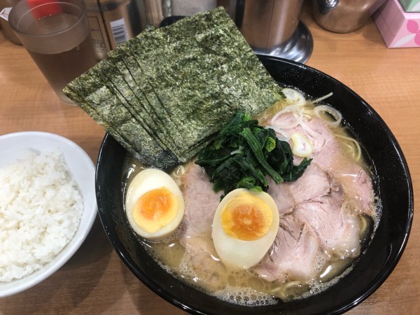 「粋得豚骨醤油＋細麺　大盛り」@綾瀬らーめん 粋の写真