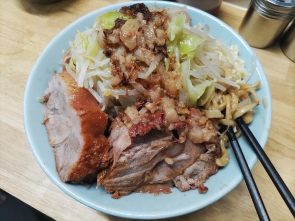 「汁無し(麺少なめ·全マシ)·豚増し·辛ネギ·漬けうずら」@俺の生きる道 白山店の写真