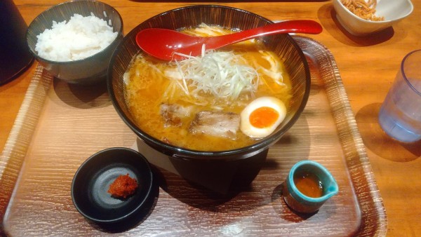 「虎ダレ味噌ラーメン（大）ライス、ランチサービスチャーシュー」@麺匠 竹虎の写真