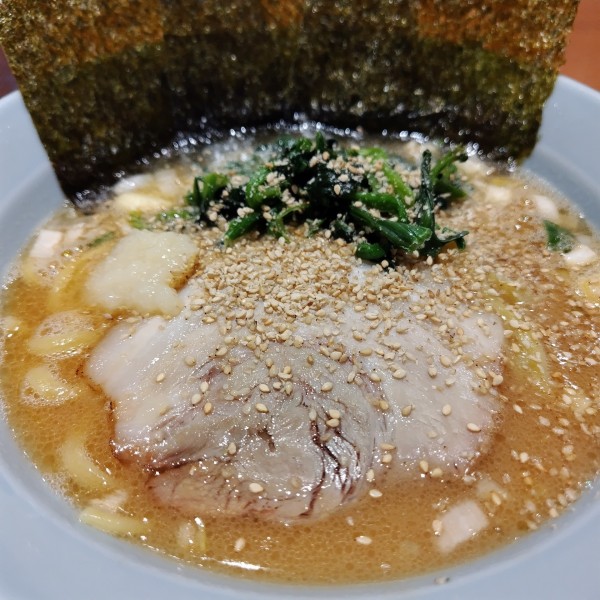 「豚骨醤油　太麺　硬め　730円」@横浜家系らーめん 戸手家の写真
