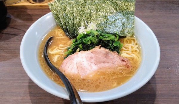 「ラーメン(味濃いめ･麺硬め)+海苔」@横浜家系らーめん侍 渋谷本店の写真