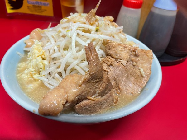 「ラーメン 全部 ￥850」@ラーメン二郎 新宿歌舞伎町店の写真