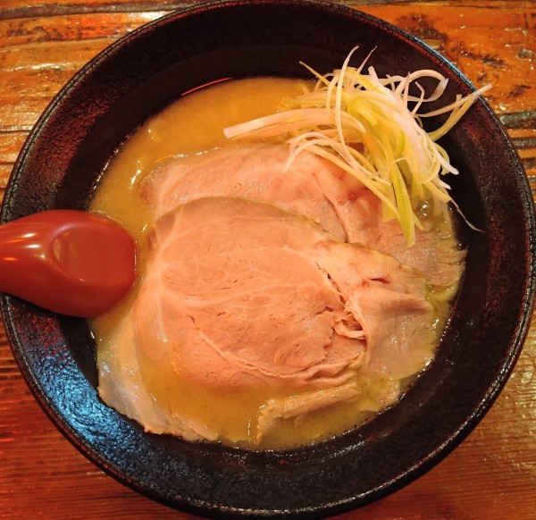 「カニ豚骨ラーメン 1100円 カニミソの和え玉 500円」@カニ龍の写真