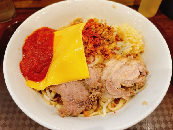 「汁なし＋チーズ＋アラビアータ」@夢みてなんぼ 姪浜店の写真