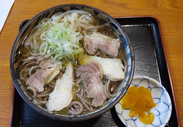 「冷たい肉そば750円」@そば処 多喜の写真