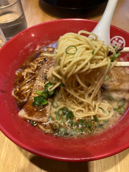 「黒マー油豚骨＋替玉」@豚骨らーめん 福の軒 秋葉原店の写真