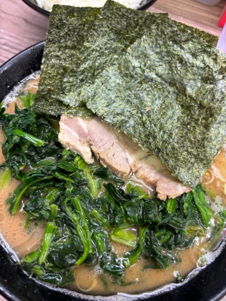 「ラーメン➕ほうれん草」@家系らーめん 武蔵家 川越店の写真