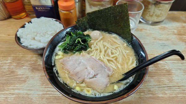 「ラーメン（並）+小ライス」@横浜家系ラーメン らっち家の写真