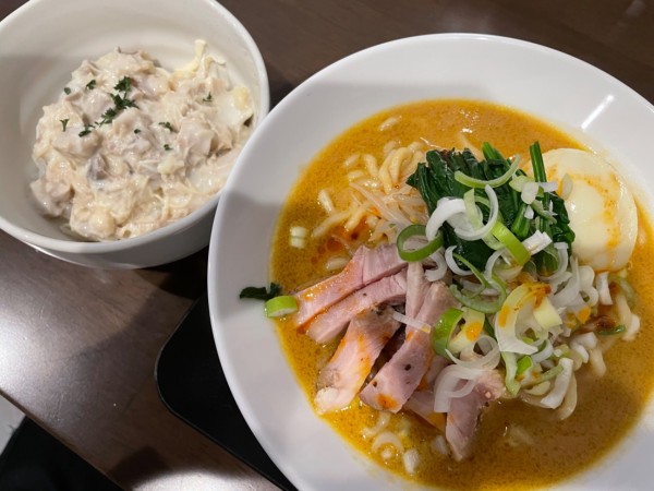 「ベジポタ味噌＋半熟卵＋鶏飯（1350円）」@三つ由の写真