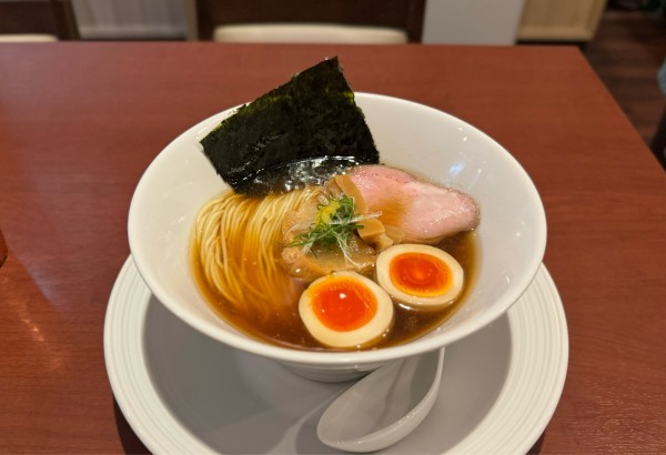 「津軽煮干し中華蕎麦（味玉入り）¥950」@酒肴場 屯の写真
