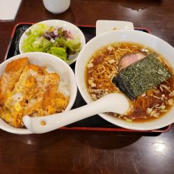 小さなラーメンと小さなカツ丼セット