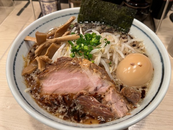 「醤油らーめん(中盛)＋味付たまご」@らーめん はな火屋の写真