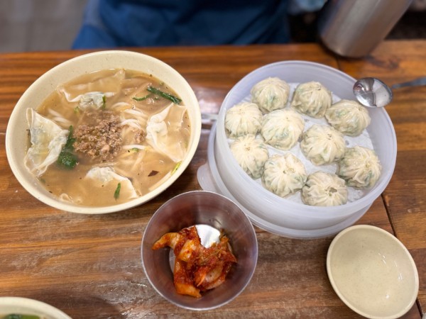 「カルクッス11000ウォン＋マンドゥ12000ウォンキムチ付」@明洞餃子の写真