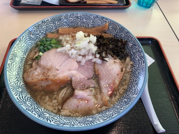 「小林式ツバメ二条 『URA』 背脂煮干し黄金生姜醤油ラーメン」@大勝軒てつの写真