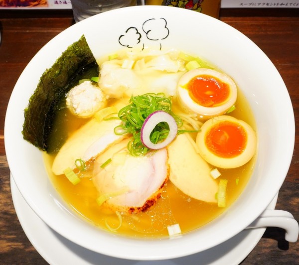 「特製塩らーめん＋ヱビス（中瓶）」@鶏喰～TRICK～の写真