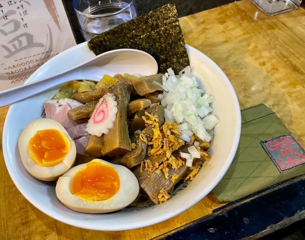 「手切り手揉み麺のメンマ油そば」@塩そば 桑ばらの写真