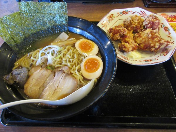 「限定　煮干し中華そばスペシャル（９３０円）＋唐揚げ４６０円」@北海道らあめん伝丸 356号香取店の写真