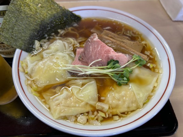 「ワンタン麺1030円+赤星(アテ付き)600円」@手揉み中華そば いしまの写真