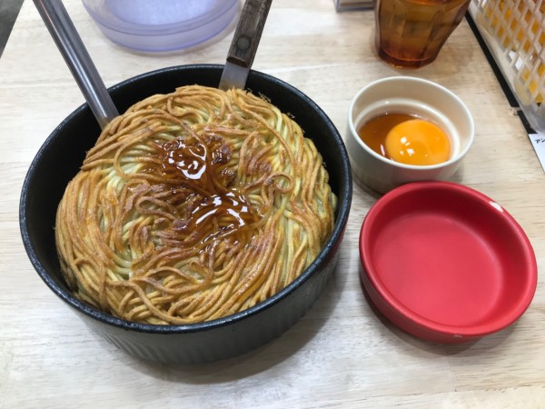 「焼き油そば オリジナル（並）＋クーポンタレ卵黄 750円」@焼き油そば専門店 焼爺の写真