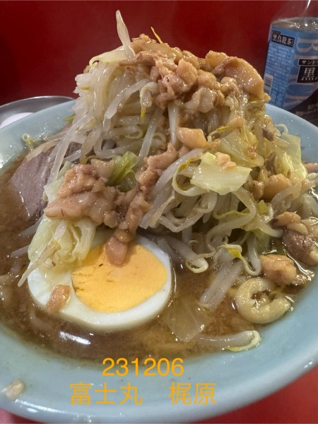 「ラーメン半分＋生玉子　1,000+100」@ラーメン富士丸 明治通り都電梶原店の写真