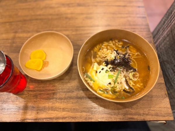 「ケトッ(卵餅入りラーメン)6000ウォン」@トゥムセラミョン 틈새라면 明洞本店の写真