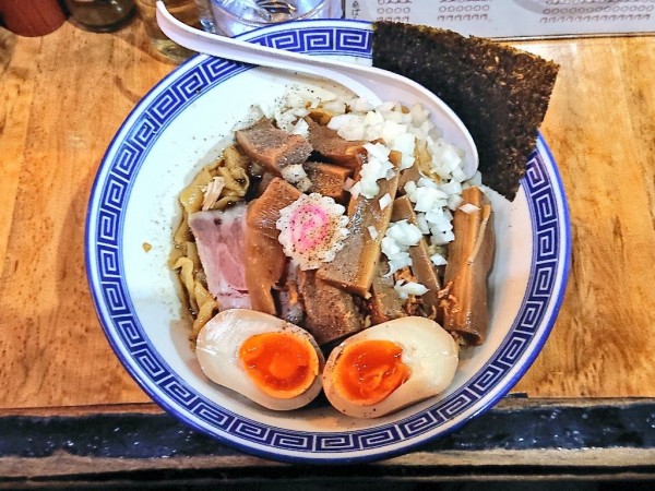 「手切り手揉み麺のメンマ油そば」@塩そば 桑ばらの写真