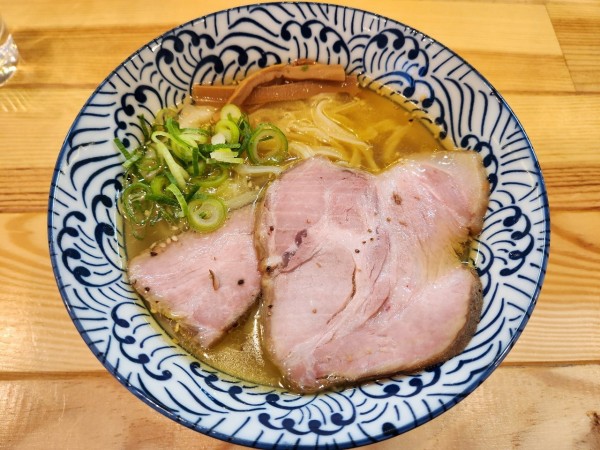 「らぁ麺しお　平打ちウイング麺　レア低温調理」@らぁ麺 秀登の写真