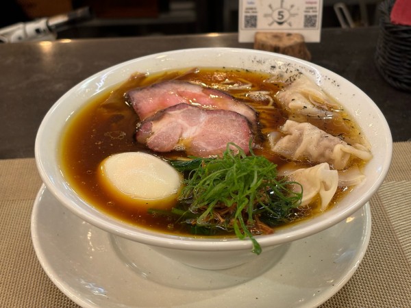 「醤油雲呑麺＋味玉西京漬」@MENSHOの写真