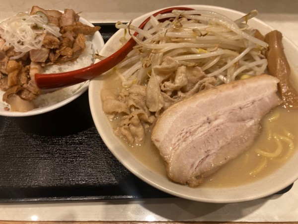 「特製味噌ラーメン＋肉ご飯」@味噌麺処 花道庵 東京ラーメンストリート店の写真