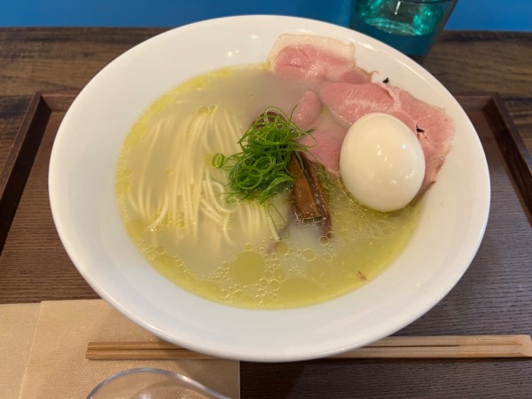 「牡蠣塩ラーメン➕味玉900円」@むかん 初台の写真