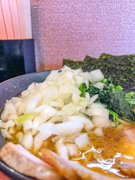 「ラーメン中盛+タマネギ」@横浜家系らーめん 天王家 寒川総本店の写真