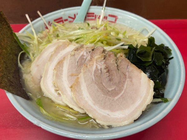 「ネギチャーシュー麺 中盛  (バリコテ) ネギダブル」@新ラーメンショップ 狭山本部の写真