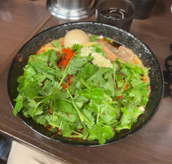 「蠍味玉ラーメン中盛 辛さ増し増し痺れ増し増しもやし増し パクチー」@Japanese soba Noodles 蠍の写真