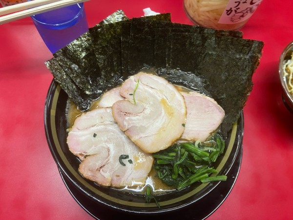 「チャーシューメン3枚　のり　バラチャーシュー×2    カタオオ」@家系ラーメン 王道家の写真