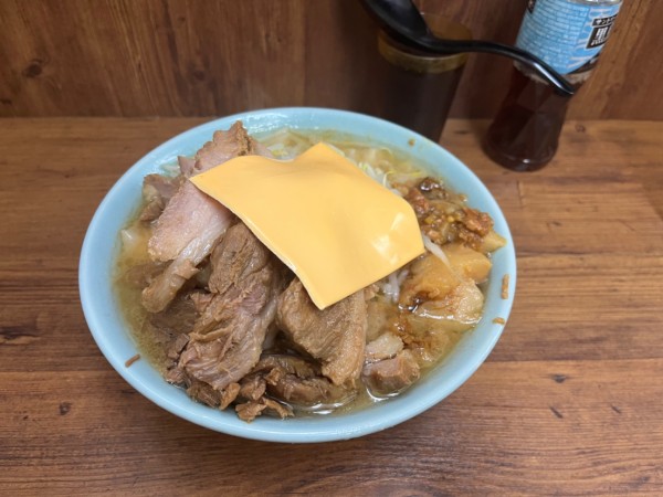 「ブタW野菜少なめアブラ+チーズ」@ラーメン二郎 池袋東口店の写真