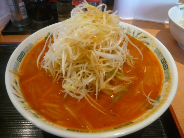 「秘伝の辛味噌ラーメン（+細切りネギ、麺少なめ）」@日高屋 久米川駅南口店の写真
