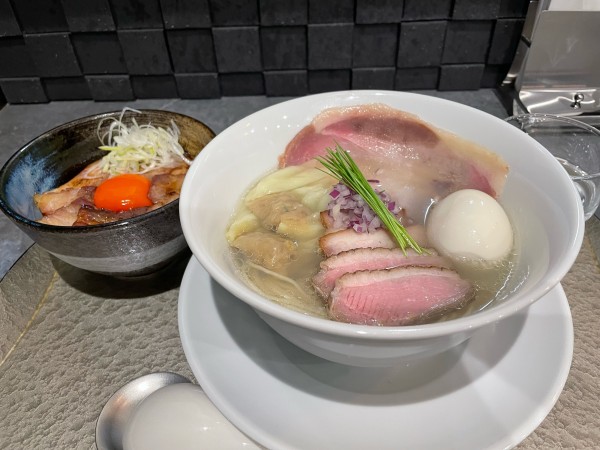 「中華蕎麦(塩) 特上 + 吊るし焼きバラ丼」@宍道湖しじみ中華蕎麦 琥珀 池袋店の写真