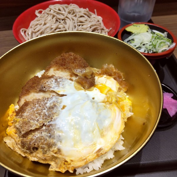 「【店舗限定】贅沢しあわせかつ丼セット（￥1,270）」@名代 富士そば 品川店の写真