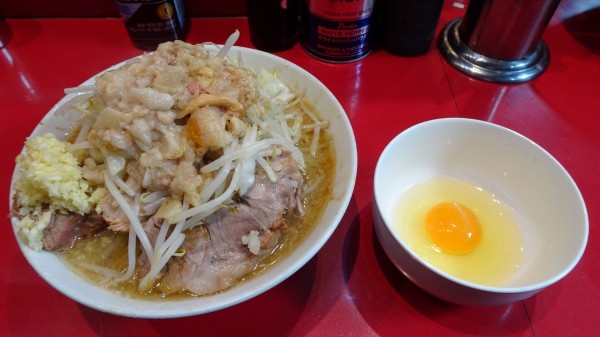 「ラーメン小（880円）＋玉子（60円）ニンニクアブラ」@ラーメン二郎 西台駅前店の写真