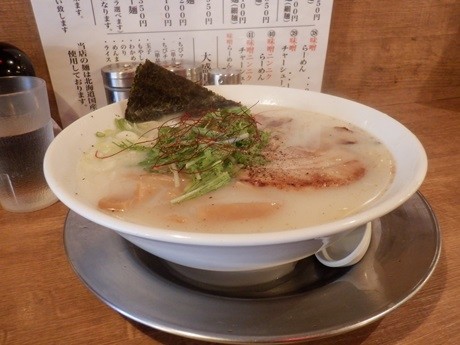 「㉜塩白湯らーめん（細）」@大衆らーめん酒場 桔梗の写真