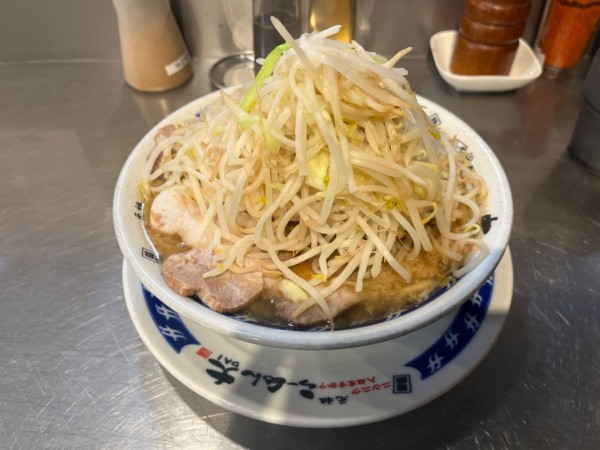 「ラーメン並➕チャーシュー」@ラーメン大 下高井戸店の写真