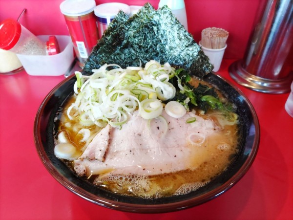 「ラーメン中盛＋薬味ネギ（¥700+¥100+¥50）」@どんとこい家の写真