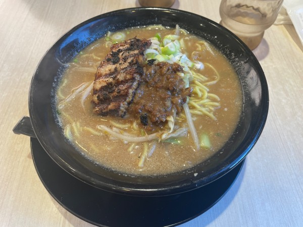 「源兵衛味噌らーめん・唐揚げ」@とろこく味噌らーめん みそや源兵衛 太田店の写真