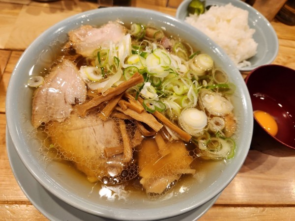 「中華そば 生卵のセット　ご飯」@シンちゃんラーメンの写真