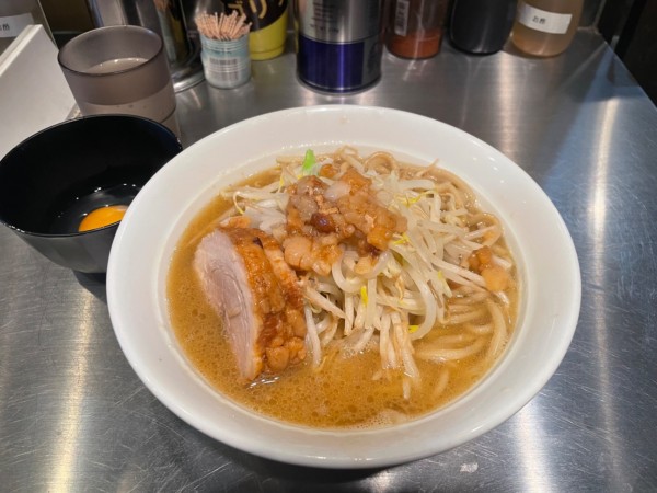 「ラーメン ¥900 生たまご ¥50」@ブタゴリラの写真