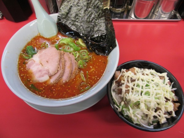 「辛味噌チャーシュー麺（１０９０円）＋ネギマヨチャーシュー丼」@ラーメン山岡家 阿見店の写真