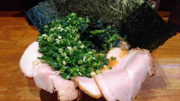 「チャーシューメン(麺硬め･味濃いめ)+海苔･万能葱メガ盛」@末廣家の写真