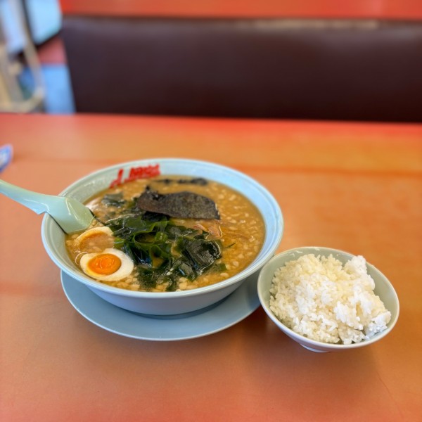 「プレミアム醤油とんこつラーメン【中盛】」@ラーメン山岡家 豊橋下地店の写真